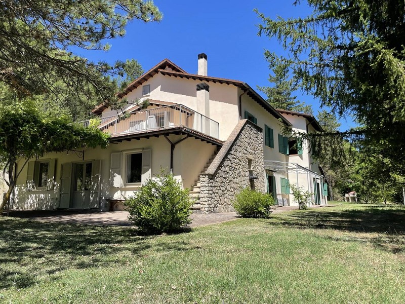 Rustico in Vendita a Preci, 550'000€, 600 m², con Box