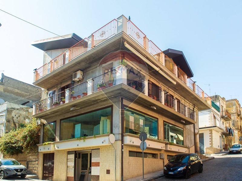 Casa Semi Indipendente in Vendita a Ramacca, 298'000€, 410 m²