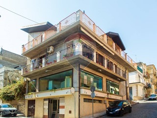 Casa Semi Indipendente in Vendita a Ramacca, 298'000€, 410 m²