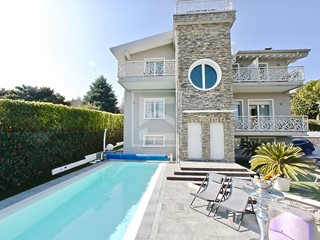 Villa in Vendita a Desenzano del Garda, 530 m²