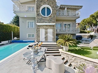 Appartamento in Vendita a Desenzano del Garda, 530 m²