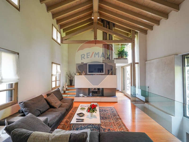 Villa in Vendita a Cene, 525 m²