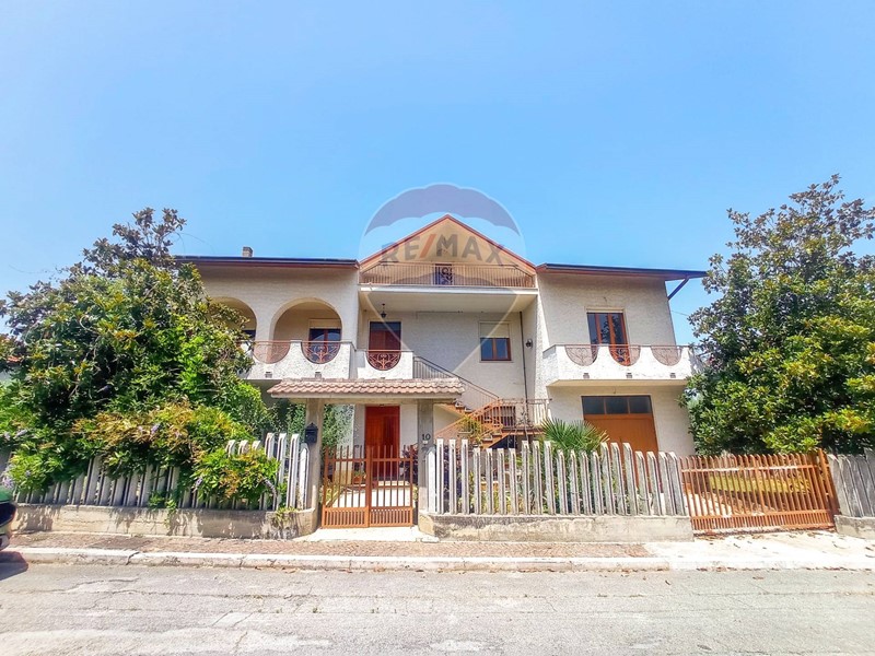 Casa Indipendente in Vendita a Filetto, 149'000€, 331 m²