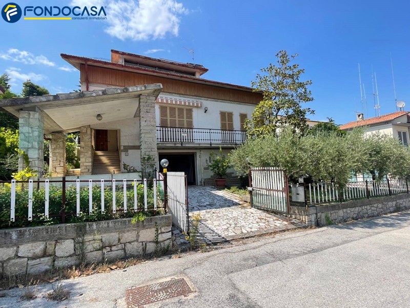 Casa Indipendente in Vendita a Montalto delle Marche, 189'000€, 280 m²