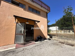 Immobile commerciale in Affitto a L'Aquila, 600€, 165 m²