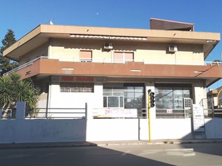 Negozio in Affitto a Grottaglie, 2'000€, 250 m²