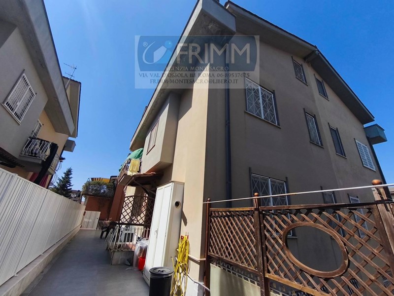 Villetta a schiera in Vendita a Roma, 325'000&euro;, 200 m²