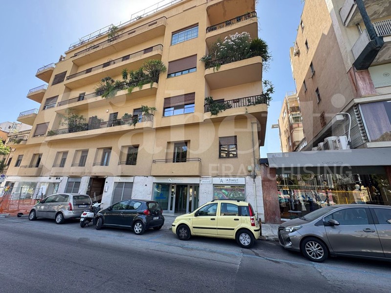Negozio in Affitto a Palermo, 250 m²