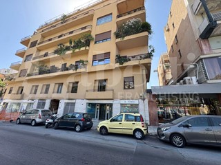 Negozio in Affitto a Palermo, 250 m²