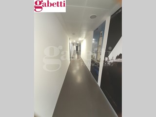 Ufficio in Affitto a Poggibonsi, 3'630€, 363 m²
