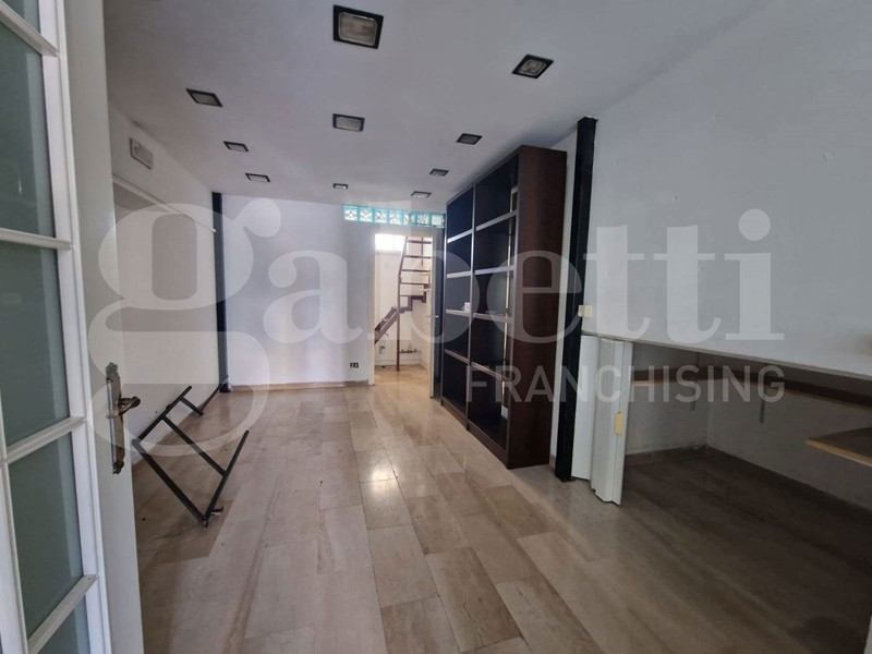 Negozio in Affitto a Latina, 500€, 40 m²