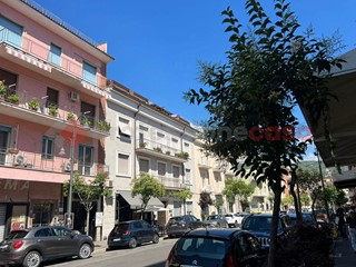 Negozio in Affitto a Cassino, 2'500€, 300 m²