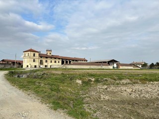 Immobile commerciale in Vendita a Vinzaglio, zona Torrione, 130'000€, 500 m²