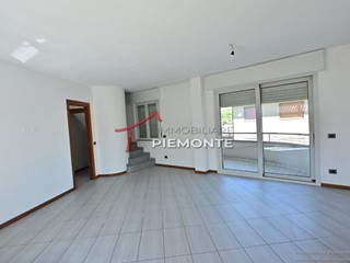 Appartamento in Vendita a Borgomanero, 270'000€, 145 m², con Box