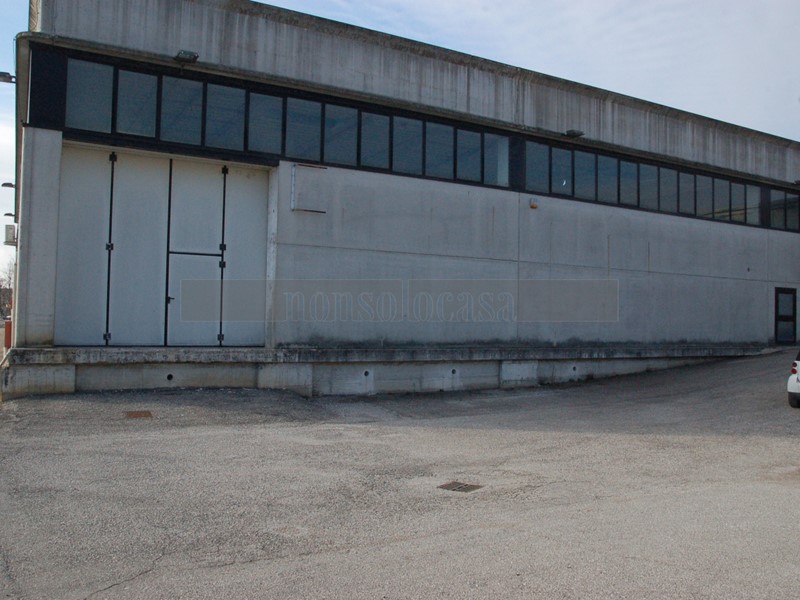 Capannone in Affitto a Perugia, zona Ponte San Giovanni, 4'000€, 850 m²