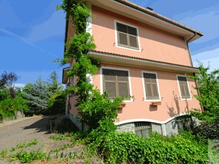 Casa Indipendente in Vendita a Mioglia, 350'000€, 560 m², con Box