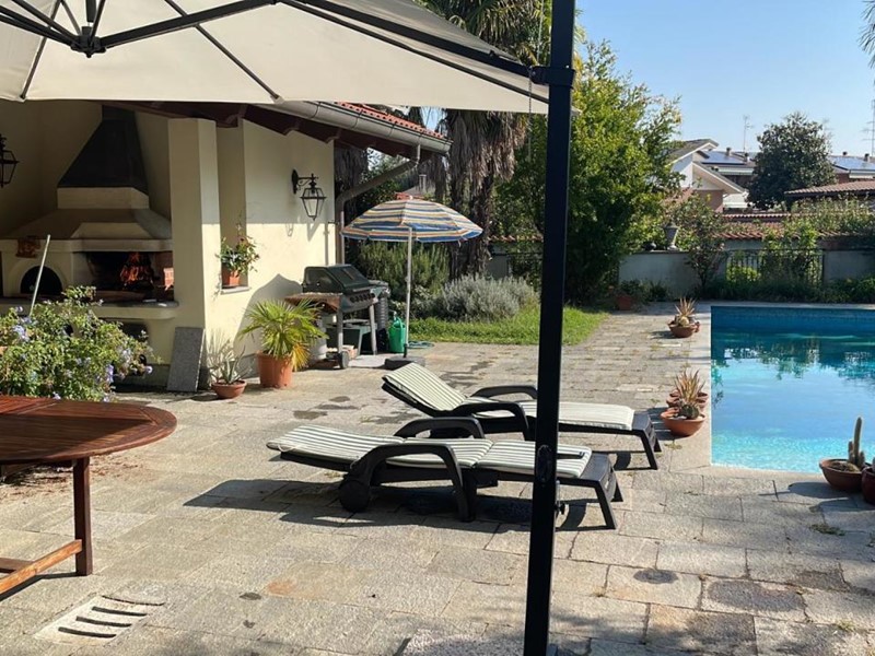 Casa Indipendente in Vendita a Caresanablot, 300 m², arredato, con Box