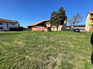 Casa Indipendente in Vendita a Fara Novarese, 98'000€, 264 m²