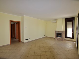Casa Indipendente in Vendita a Poggio Renatico, zona Gallo, 415'000€, 265 m², con Box