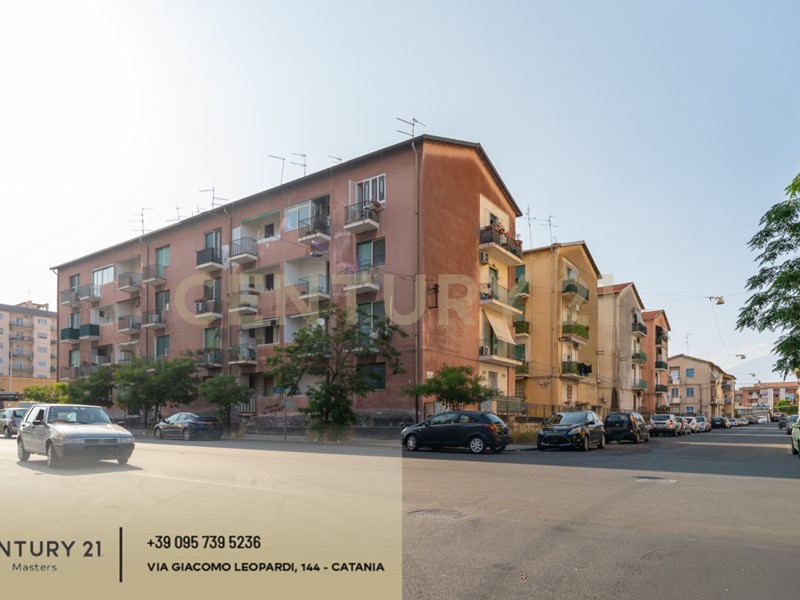 Trilocale in Vendita a Catania, 109'000&euro;, 90 m², con Box