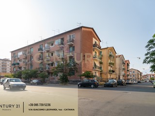 Trilocale in Vendita a Catania, 109'000&euro;, 90 m², con Box