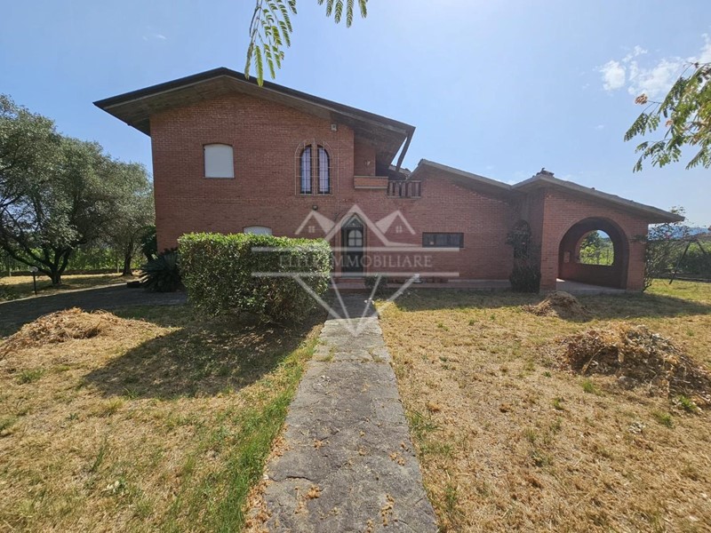 Villa in Vendita a Luni, 395'000€, 200 m², con Box