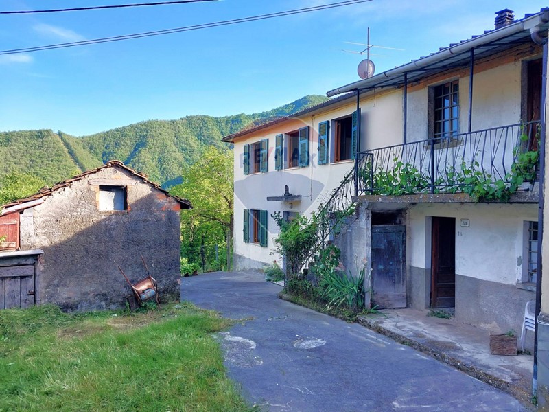 Casa Indipendente in Vendita a Zeri, 63'000€, 169 m²