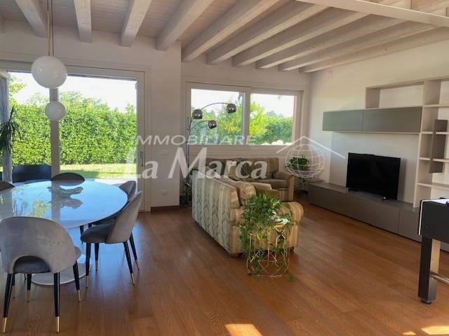 Casa Semi Indipendente in Affitto a Treviso, 2'000€, 230 m²