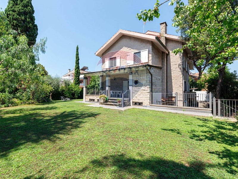 Villa in Vendita a Roma, 990'000&euro;, 466 m²