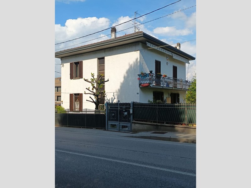 Villa in Vendita a Cermenate, 325'000€, 700 m²