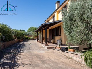 Villa in Vendita a Magliano Romano, 310'000€, 351 m²