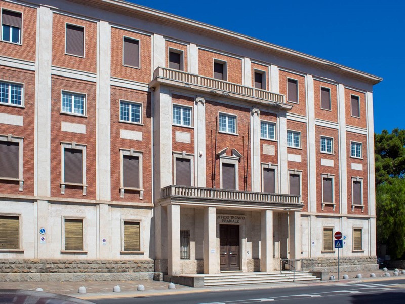 Ufficio in Affitto a Imperia, 24'000€, 3347 m², con Box