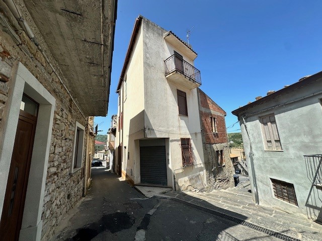 Casa Indipendente in Vendita a Basicò, 60'000€, 162 m²