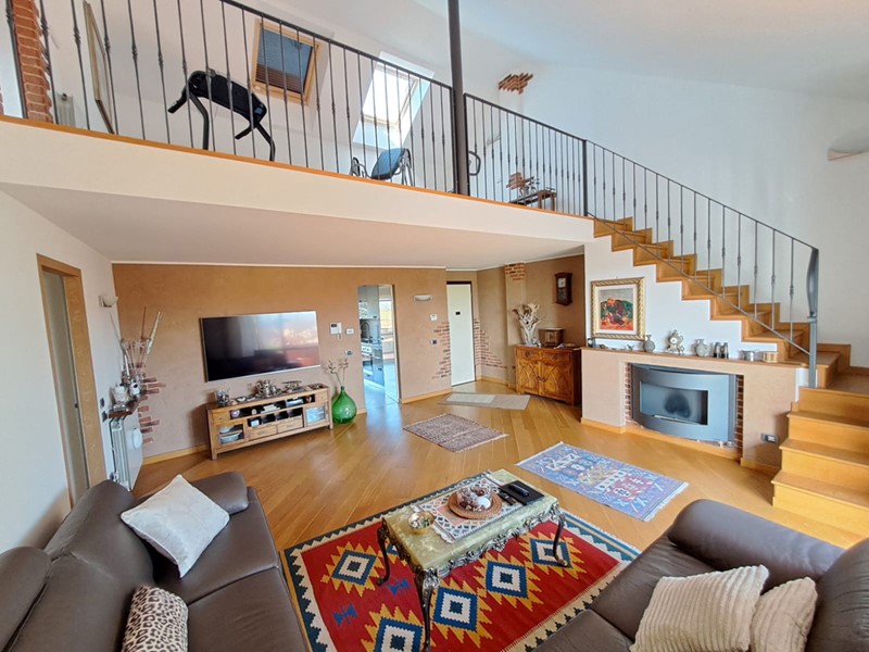 Attico in Vendita a Mesero, 385'000€, 230 m²