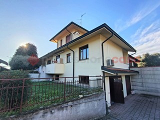 Villa bifamiliare in Vendita a Parabiago, 325'000€, 220 m²