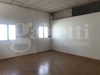 Magazzino in Vendita a Oristano, 600'000€, 710 m²