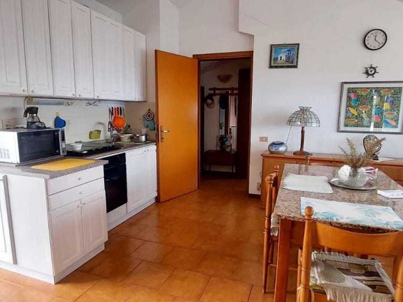 Trilocale in Vendita a Imperia, zona Poggi, 125'000€, 85 m², con Box