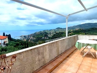 Trilocale in Vendita a Imperia, zona Poggi, 125'000&euro;, 85 m², con Box