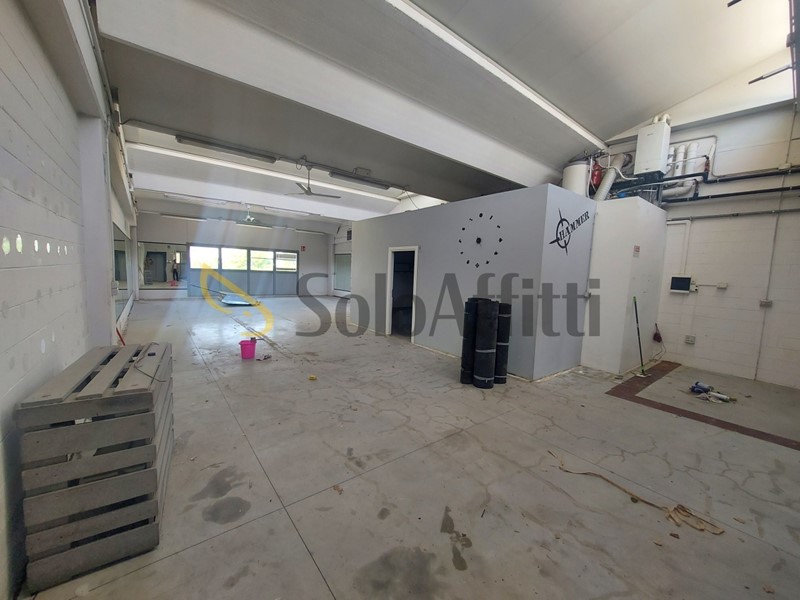 Capannone in Affitto a Sesto Fiorentino, zona Querciola, 1'400&euro;, 200 m², con Box