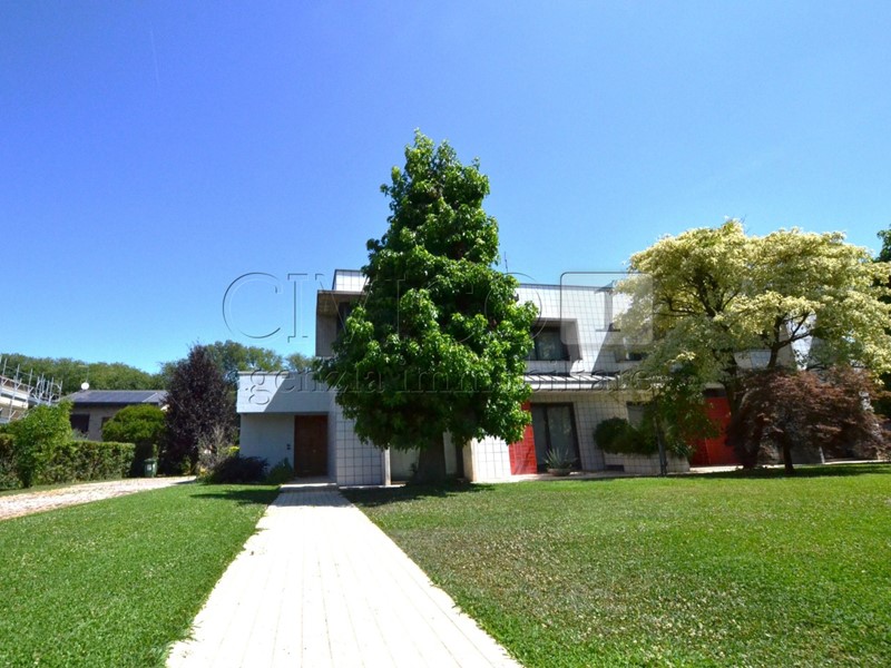 Casa Indipendente in Vendita a Selvazzano Dentro, zona Caselle, 440'000€, 376 m², con Box