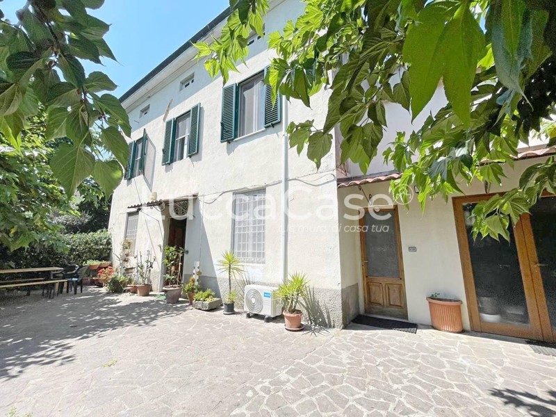 Casa Indipendente in Vendita a Capannori, zona Santa Margherita, 170'000€, 230 m²