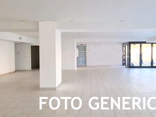 Laboratorio in Affitto a San Miniato, zona Scala, 2'000€, 350 m²