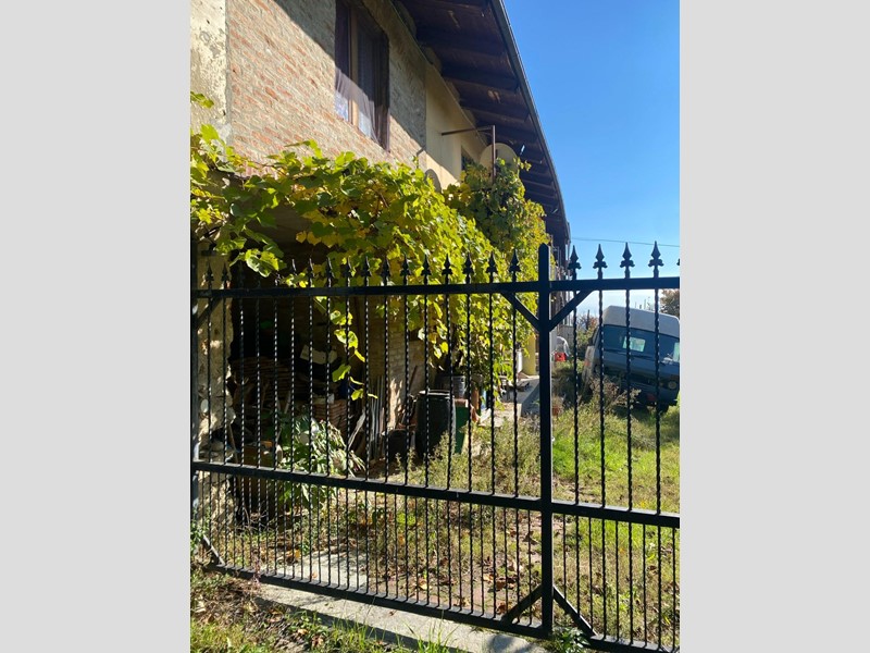 Casale in Vendita a Pinerolo, 75'000€, 385 m²