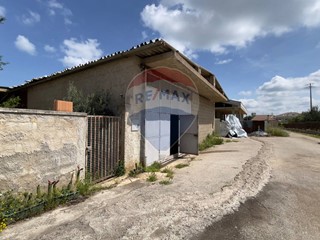 Magazzino in Vendita a Santeramo in Colle, 180'000€, 580 m²