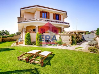 Villa in Vendita a Pomezia, 319'000€, 150 m²