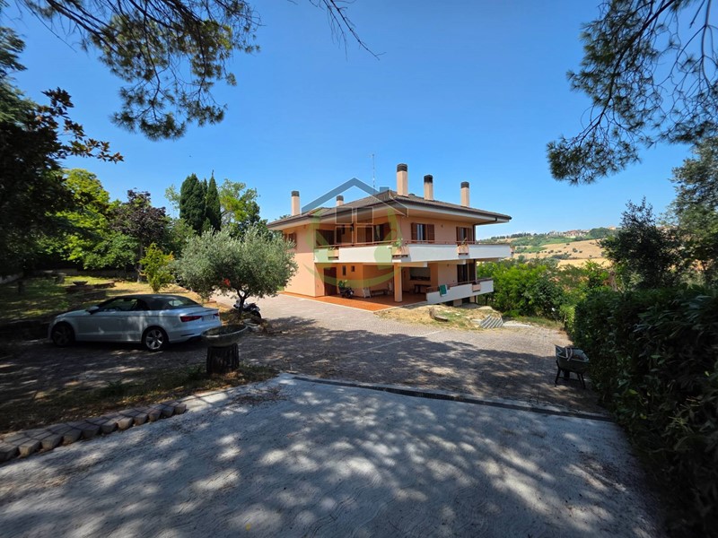 Villa in Vendita a Porto San Giorgio, 480'000€, 300 m²