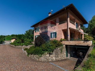 Villa in Vendita a Marchirolo, 489'000€, 419 m²