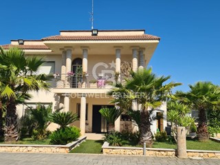Villa in Vendita a Martina Franca, 490'000€, 365 m²