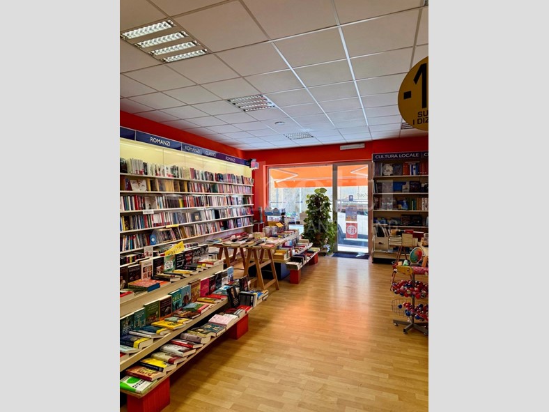 Negozio in Affitto a Cagliari, 1'900€, 116 m²