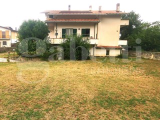 Villa bifamiliare in Vendita a Avezzano, 330'000€, 400 m²